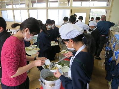 中学校給食初日の配膳のようす