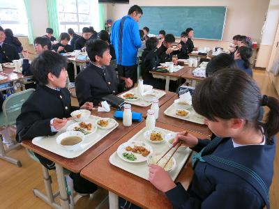 楽しそうに給食を食べている中学1年生