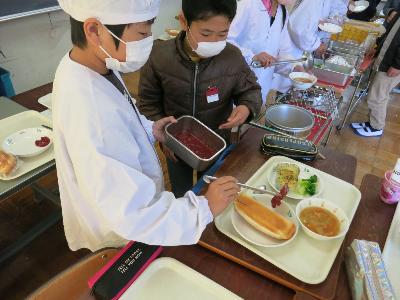 村のいちごのジャムを配膳する小学6年生