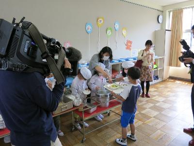 テレビカメラに撮影される小学1年生