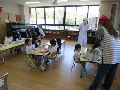 園児全員が同じ部屋で給食の準備をしている