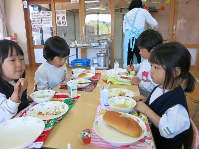 異学年と給食を仲良く食べる園児