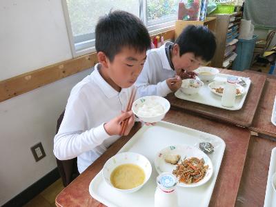 和食給食をもりもり食べる小学2年生