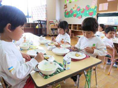 姿勢良く、食事マナーばっちりで給食を食べる4.5歳児