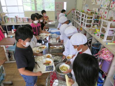 給食の配膳をする小学4年生