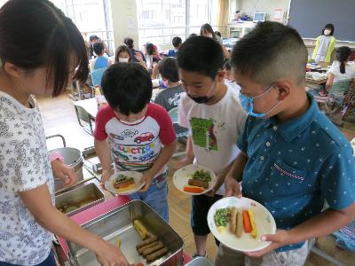 手巻きずしの具をおかわりする小学4年生