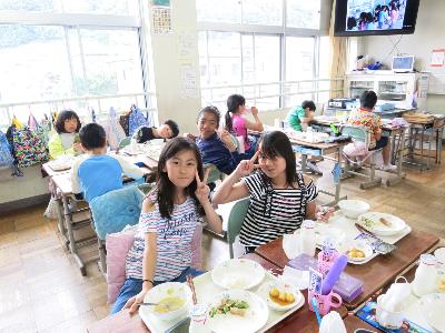 カメラに向かってポーズをとる小学4年生