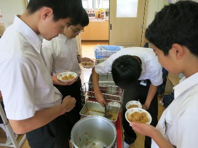 わらびもちのおかわりをする中学3年生男子