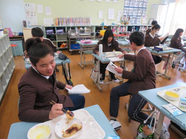 バイキング給食で食べた栄養価を確認する6年生