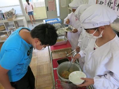 トマトと玉ねぎのみそ汁をのぞきこむ小学5年生