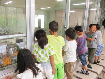 給食センター調理場を見学する小学1年生