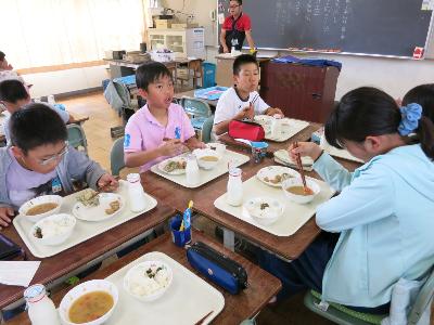 トマトと玉ねぎのみそ汁を食べる小学5年生