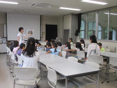 給食クイズの中で、紙芝居を見る、小学1年生