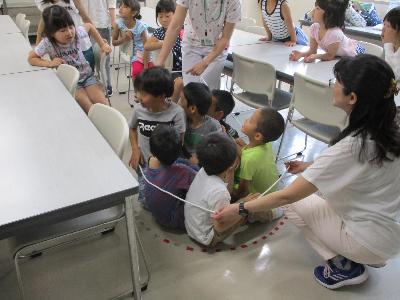 釜の大きさを描いた円に入ってみる、小学1年生男子