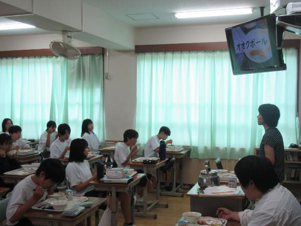 オオクボールの話を聞く村立中学校2年生