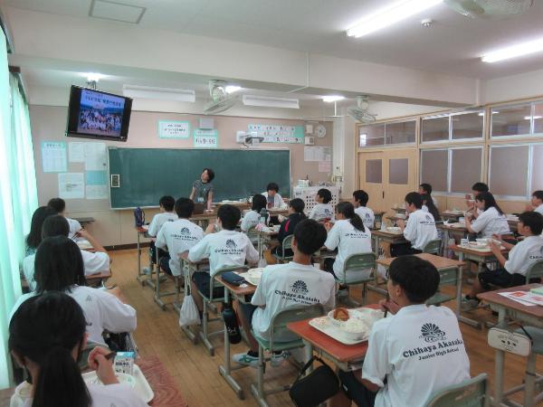給食時間のようす（村立中学校2年生）