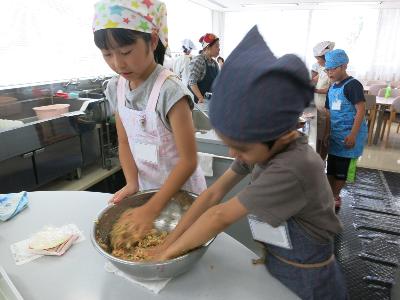 粉豆腐入り餃子を作る小学生