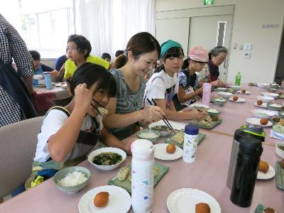 試食をする小学生と保護者