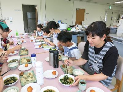 試食をする小学生と保護者