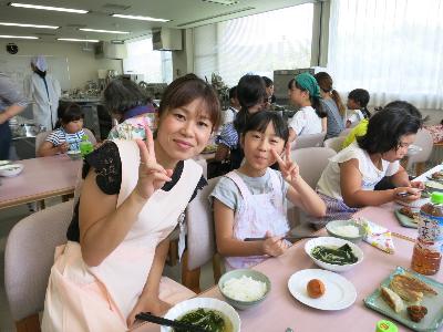 試食をする小学生と保護者