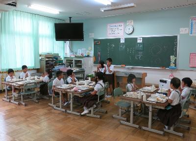 「いただきます」の挨拶をする赤阪小学校1年生