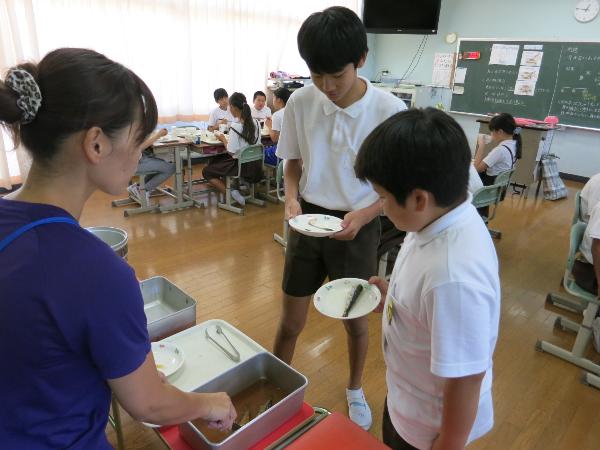 いわしの梅煮をおかわりする小学6年生