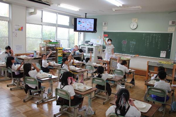朝ごはんクイズに参加する赤阪小学校1年生