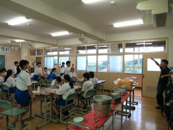 おかわりジャンケンをする村立中学校1年生