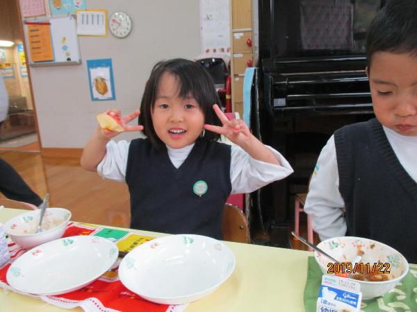 楽しく給食を食べる千早小吹台小学校6年生