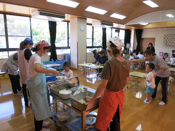 親子で配膳をする給食試食会