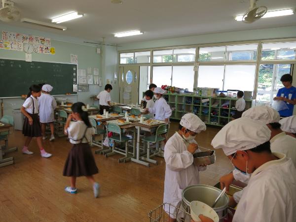 料理ごとに配膳をする赤阪小学校3年生