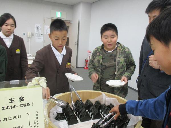 主食を選ぶ子ども達