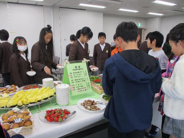 副菜を選ぶ子ども達