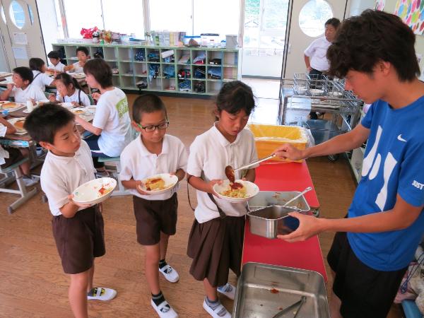 追加盛りに並ぶ赤阪小学校3年生