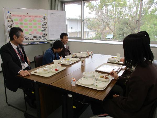 バイキング給食には教育長も参加