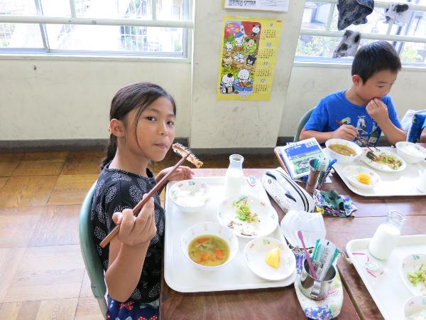 上手にとった中骨を見せてくれる千早小吹台小3年生