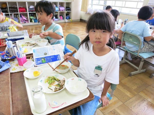 上手にとった中骨を見せてくれる千早小吹台小3年生