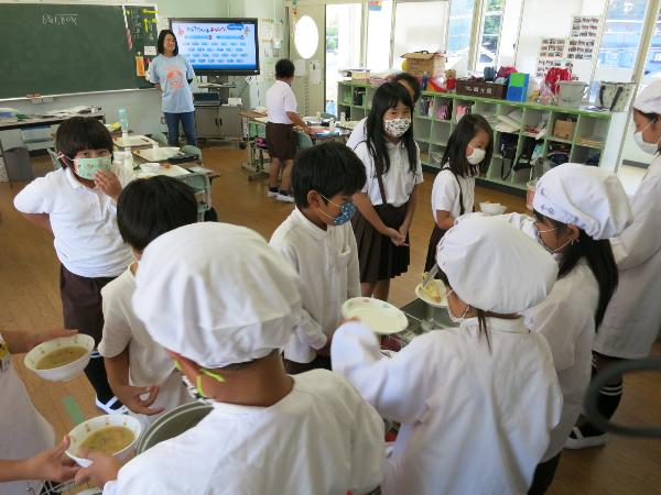 料理ごとに配膳をする赤阪小学校4年生