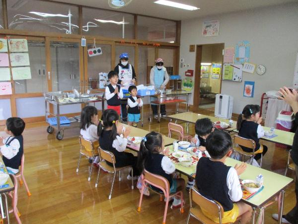 班で仲良く給食を食べる赤阪小学校4年生