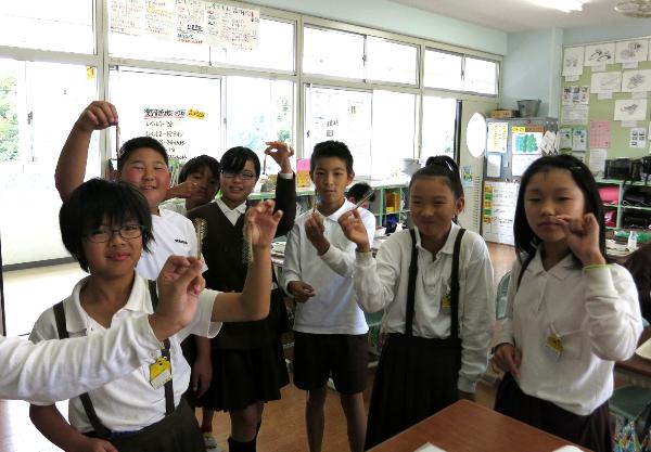 骨ワングランプリを競う、赤阪小学校6年生