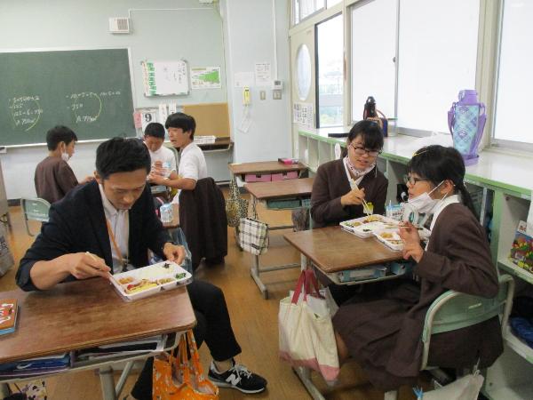 担任の先生とも交流しながら弁当給食を食べる赤阪小学校6年生