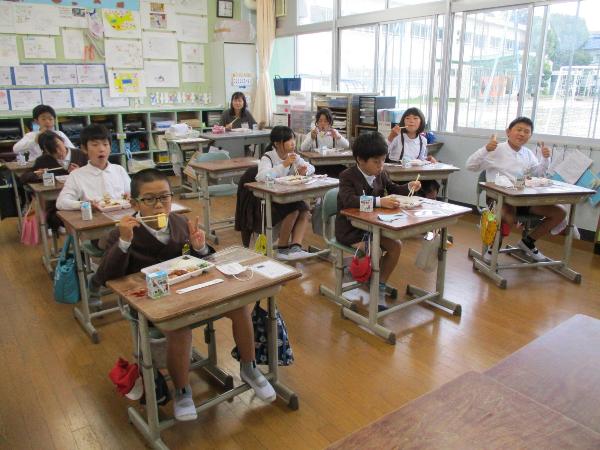 弁当給食を食べる赤阪小学校の児童