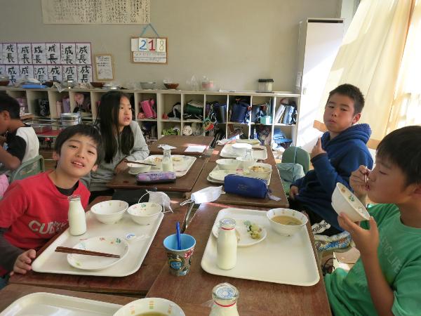 給食を食べながら、たくさん話しかけてくれる子ども達