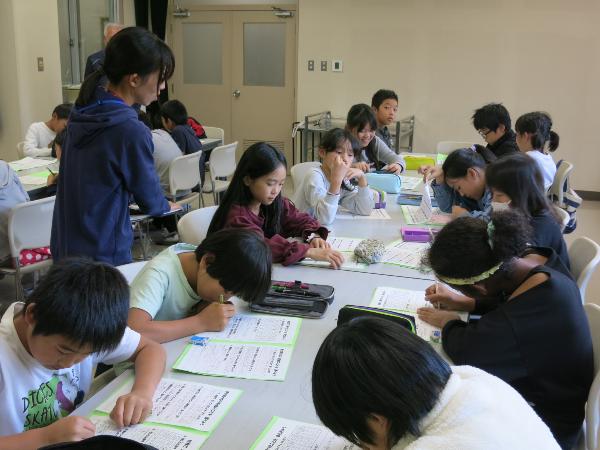 まとめの学習をする千早小吹台小4年生