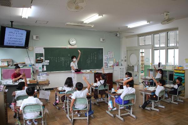 玉ねぎクイズに参加する赤阪小学校2年生