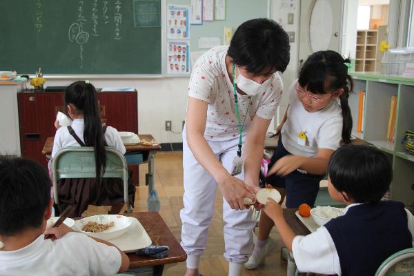 玉ねぎの断面を確認する赤阪小学校2年生