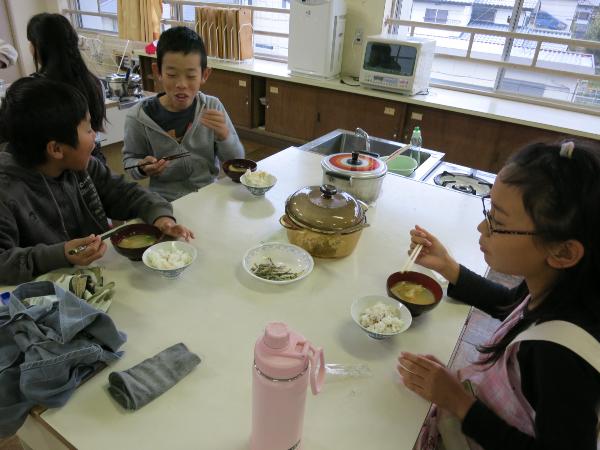 ごはんとみそ汁を試食する5年生