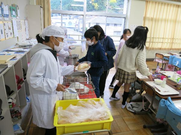 全員で協力して給食の配膳を千早小吹台小学校6年生