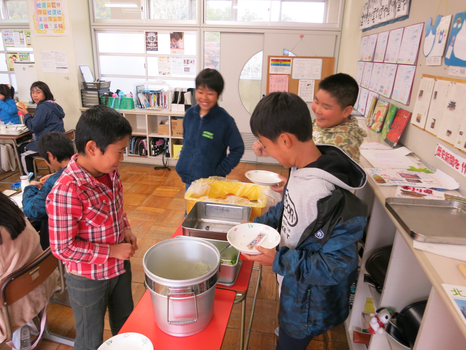 おかわりジャンケンをする千早小吹台小学校6年生