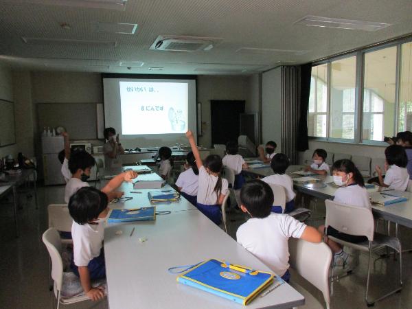 給食クイズをする赤阪小学校2年生